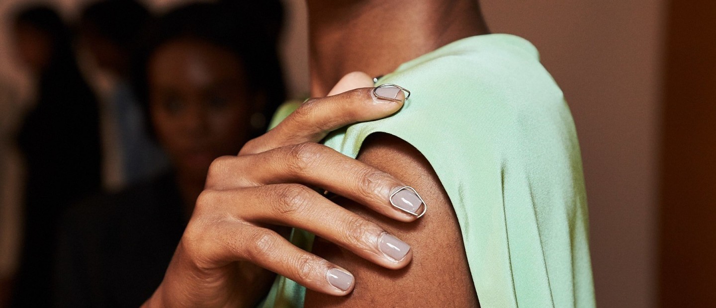 Τα γκρι νύχια είναι το απόλυτο manicure trend της χρονιάς