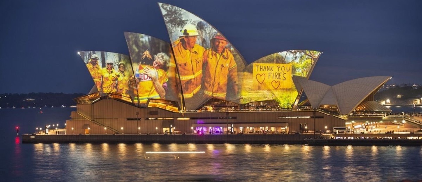 Australia Update: Η Όπερα του Σίδνεϊ τιμά τους πυροσβέστες και όλα τα νεότερα από τη φλεγόμενη ήπειρο