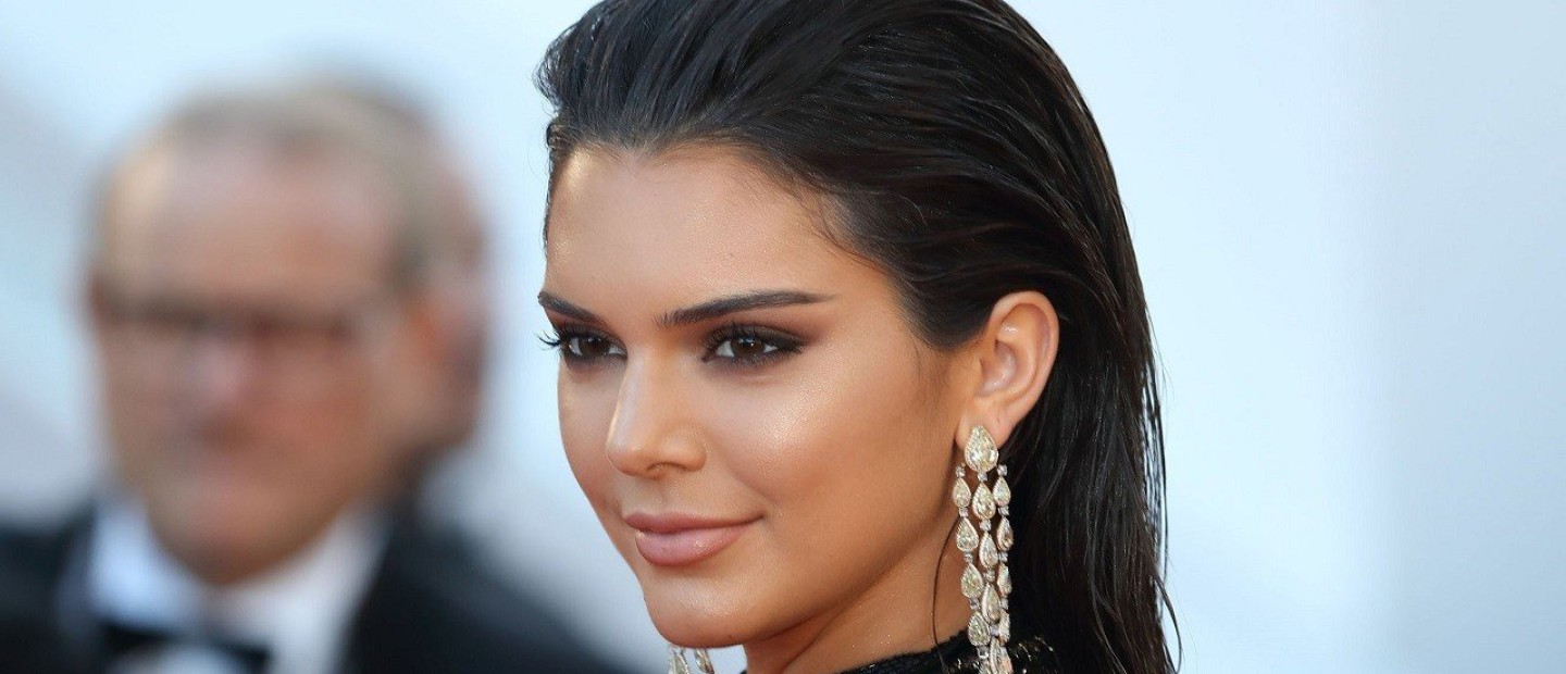 90s makeup: Η επιστροφή του μακιγιάζ που θέλει έντονα μάτια και χείλη