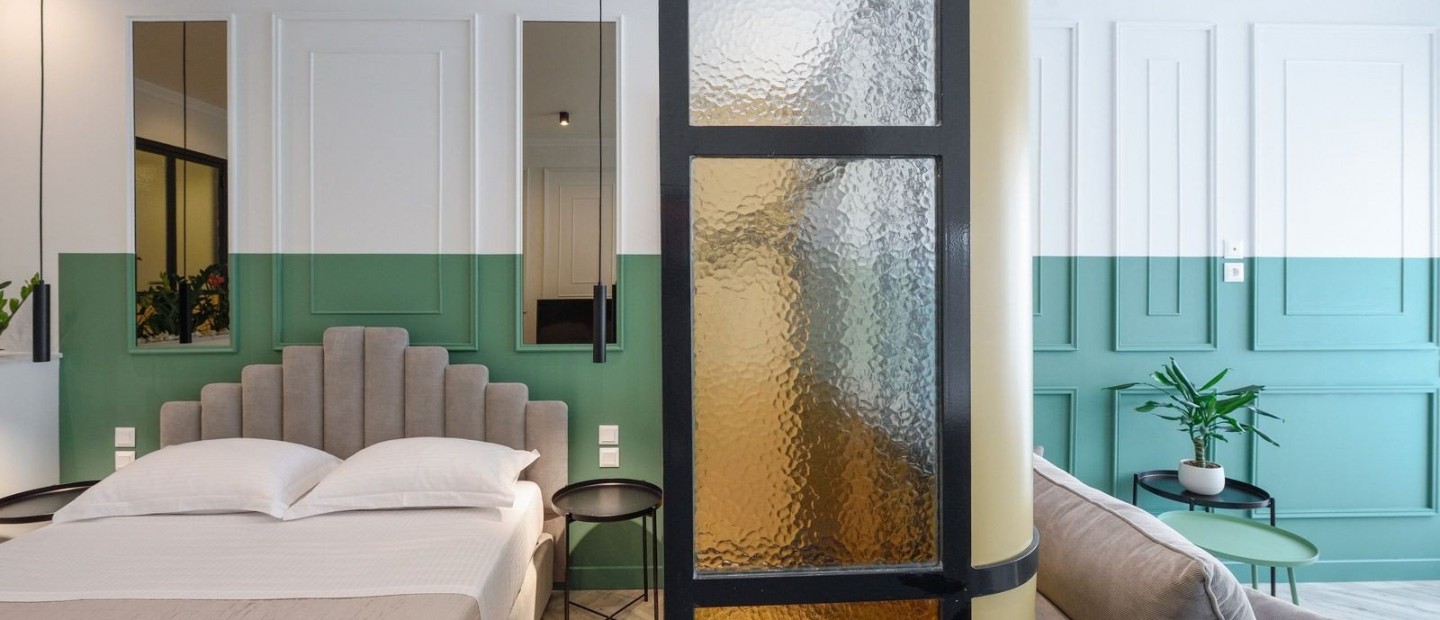 Ένα ρετρό και λειτουργικό διαμέρισμα στο Μοναστηράκι που αποτελείται από απίστευτα φωτεινούς χώρους