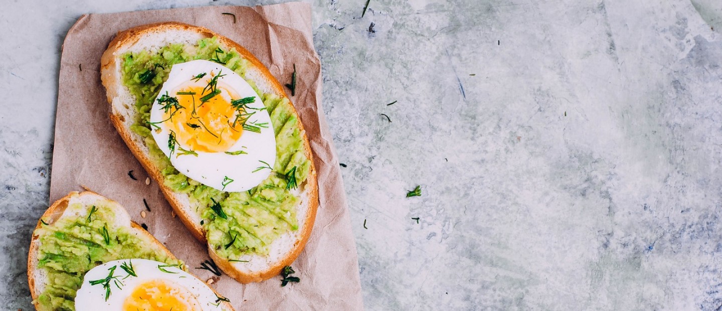 4 απολαυστικές συνταγές με αβοκάντο και αυγό που πρέπει να δοκιμάσετε