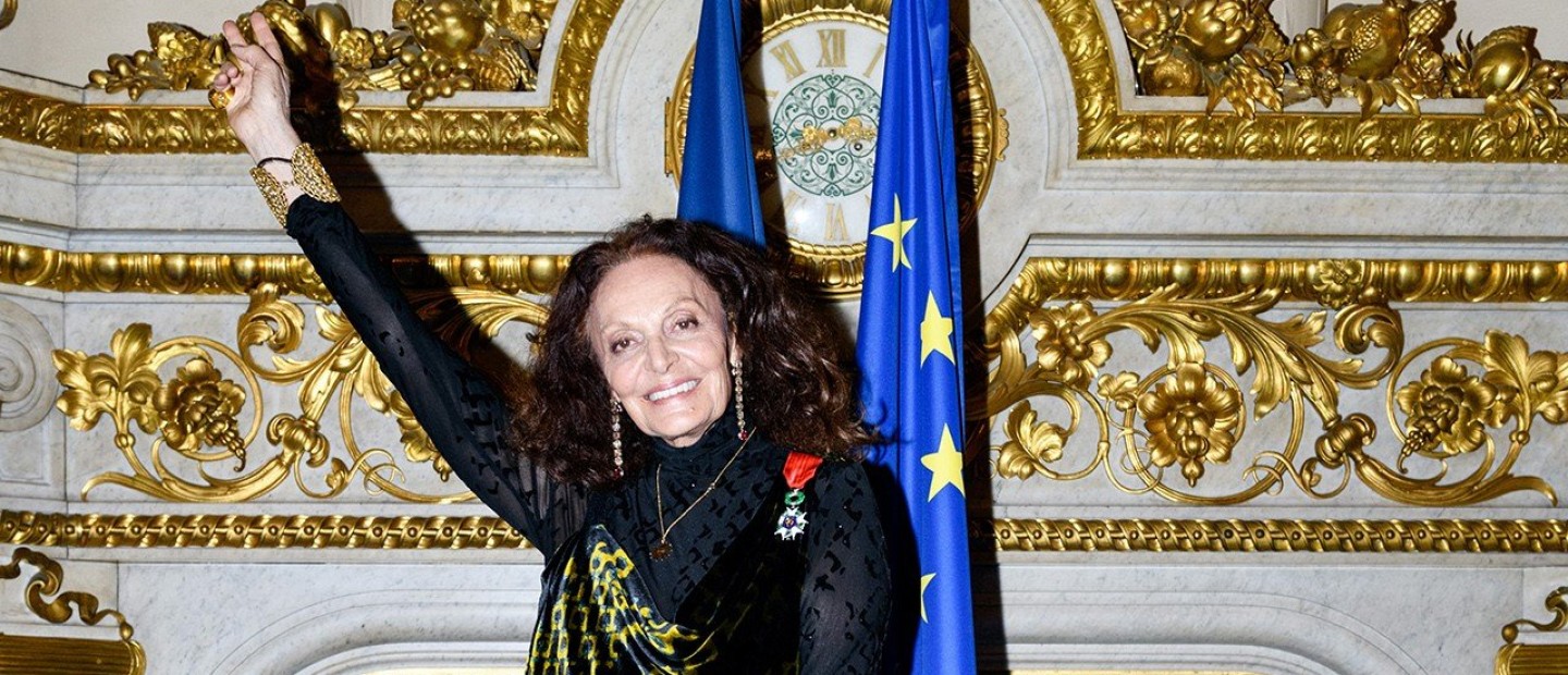 H Diane Von Furstenberg παρέλαβε το βραβείο Légion d'Honneur λίγο πριν επιστρέψει με την εμβληματική boutique της στην Κηφισιά 