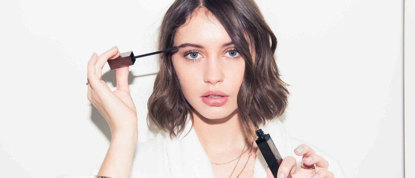 Έχετε τηλεδιάσκεψη με τους συναδέλφους σας; Αυτό είναι το απόλυτο μακιγιάζ για να δείχνετε φρέσκες και λαμπερές