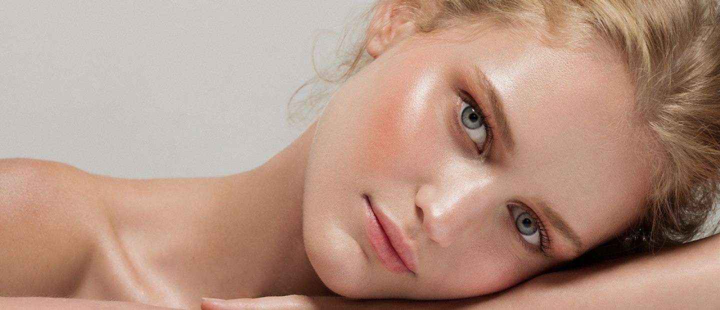 Αυτά είναι τα haircuts και τα makeup tips που θα σας κάνουν να δείχνετε πιο νέες