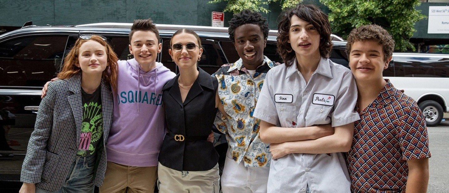 Απολαύστε τους ηθοποιούς της σειράς Stranger Things σε ένα αστείο carpool karaoke