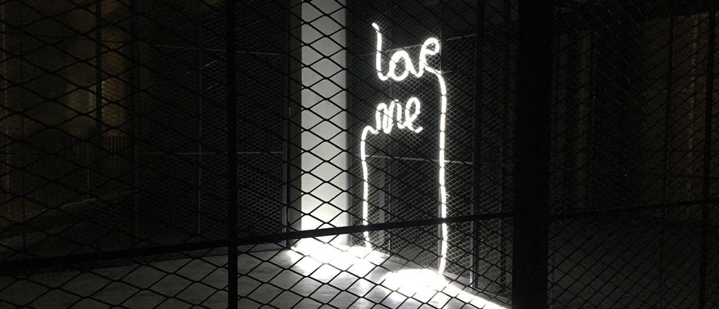 Μια εγκατάσταση με νέον φως από την Άννα Φαφαλιού 