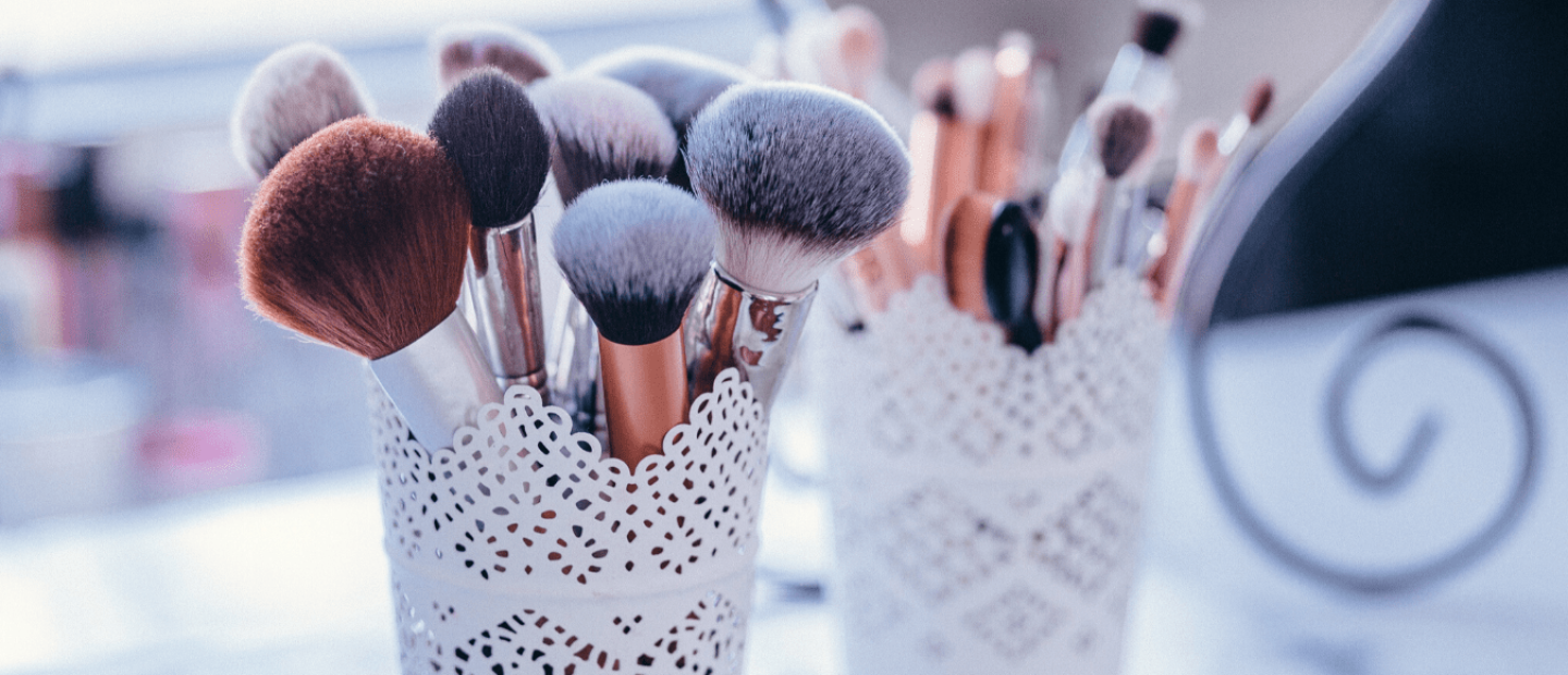 Clean Your Brushes: Έτσι θα καθαρίσετε τα πινέλα του μακιγιάζ σας και θα απομακρύνετε όλα τα μικρόβια 