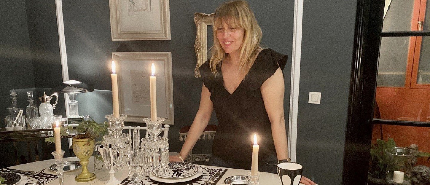 Dinner Time: Η αρμονία που αποπνέει το οικογενειακό τραπέζι συμβολίζει τη σημασία των αξιών σε μια εποχή που όλα αλλάζουν...