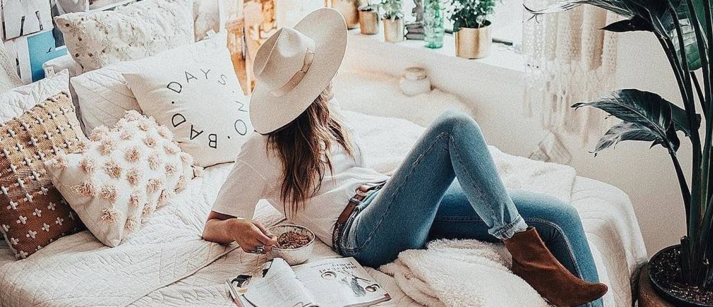 Stay stylish at home: Tα πιο διαχρονικά looks που επιλέγουμε μένοντας σπίτι -και όχι μόνο