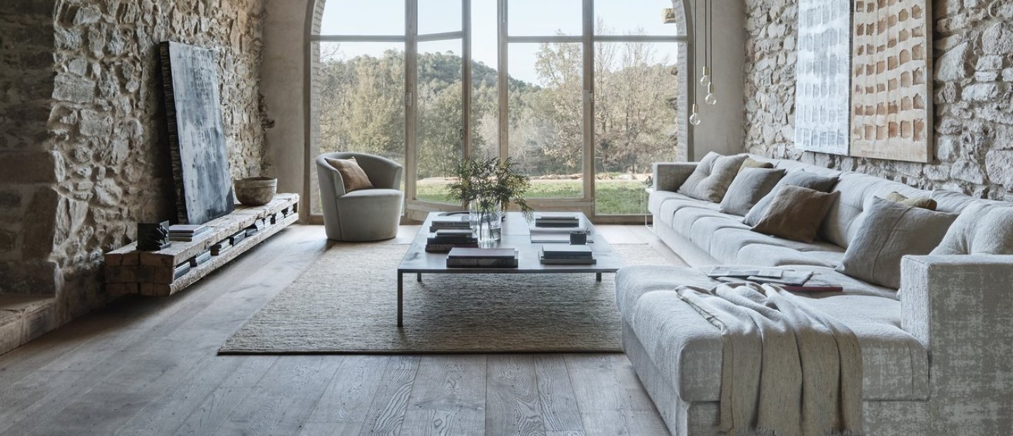 Μια παλιά αγροικία έξω από τη Βαρκελώνη μετατράπηκε σε μια μοναδική artistic κατοικία 