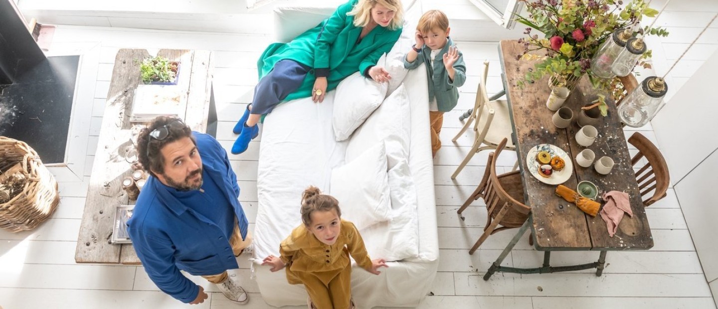 Ένα φωτεινό loft κάτω από μια παριζιάνικη στέγη με old-style decor και γεμάτο γοητεία