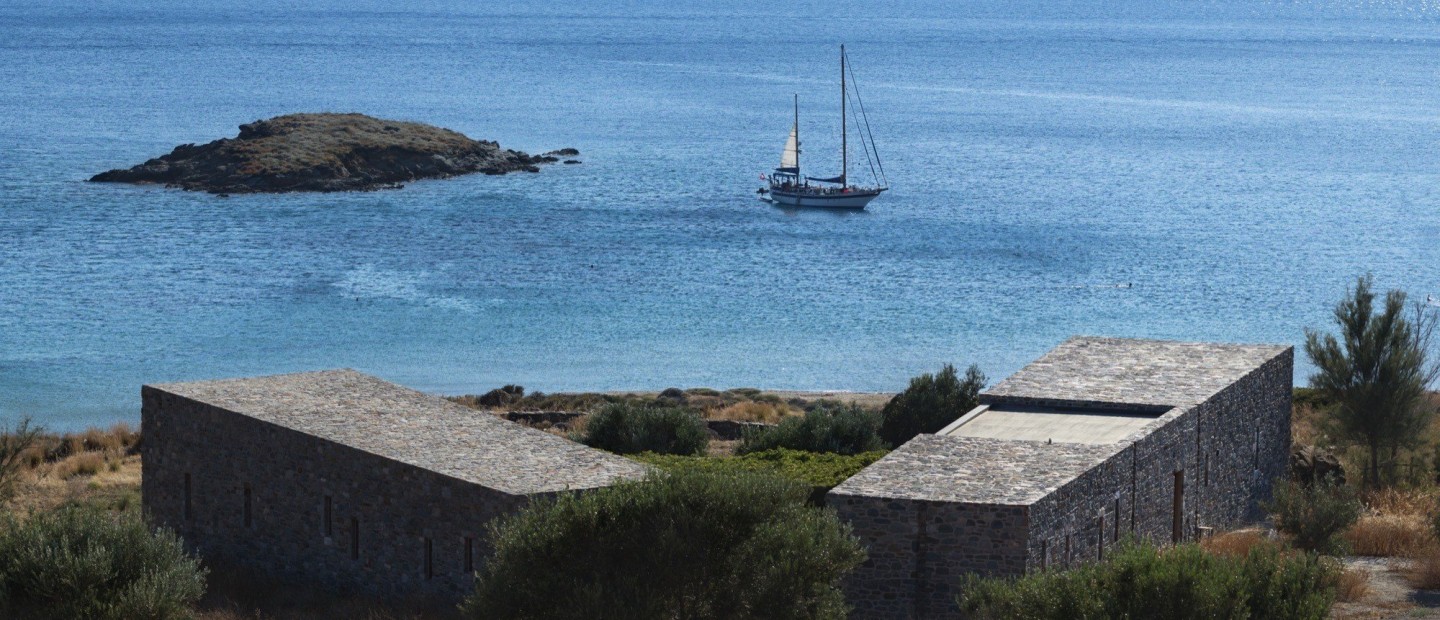 Less is more: Μια ματιά σε ένα πέτρινο συγκρότημα κατοικιών στη Σύρο που μοιάζει να αναδύθηκε από την γη 