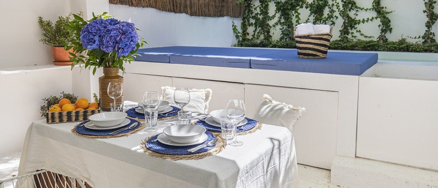 O Kωνσταντίνος Σαρβανάκης μας ξεναγεί σε ένα μόλις 30 τ.μ. διαμέρισμα που διαμόρφωσε στην καρδιά της Λισαβόνας 