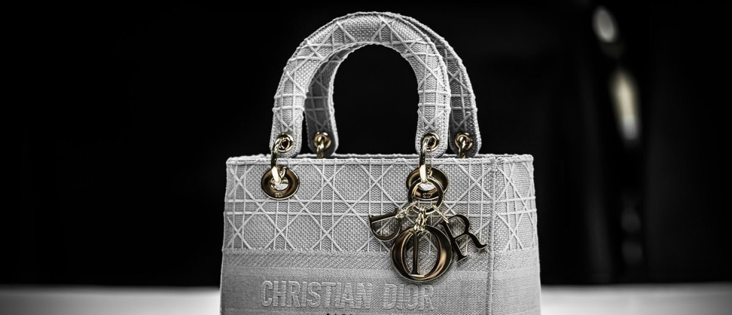 Lady D-Lite: Παρακολουθήστε steb by step το εκπληκτικό making of της θρυλικής τσάντας του διάσημου οίκου