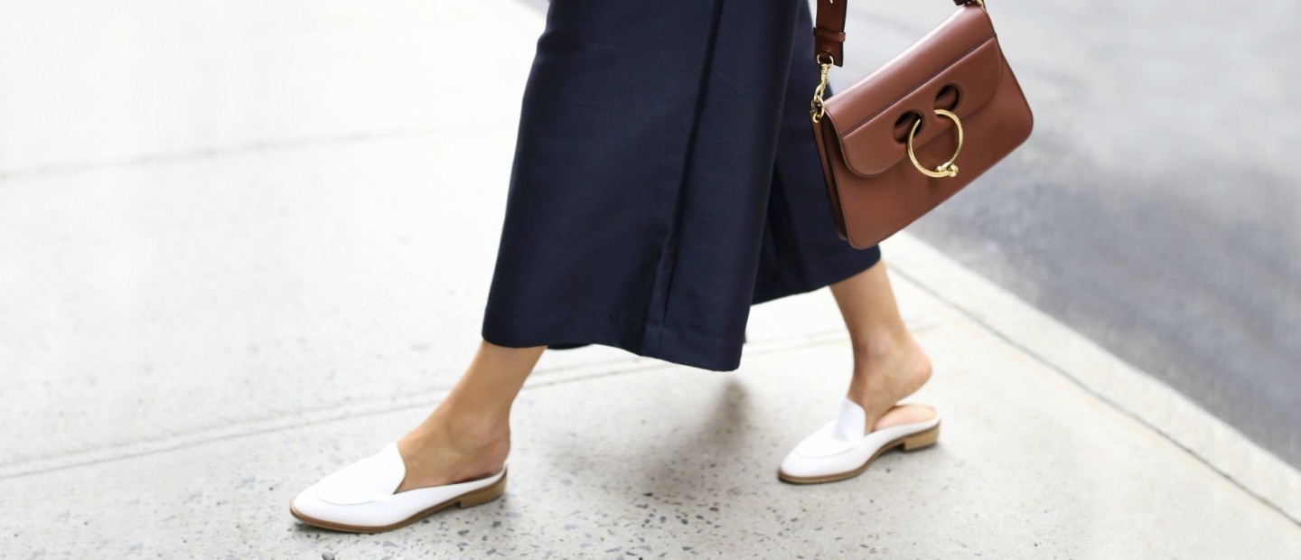 Τα πιο άνετα και κομψά flat mules για να πάρετε μαζί σας στις διακοπές -και όχι μόνο 