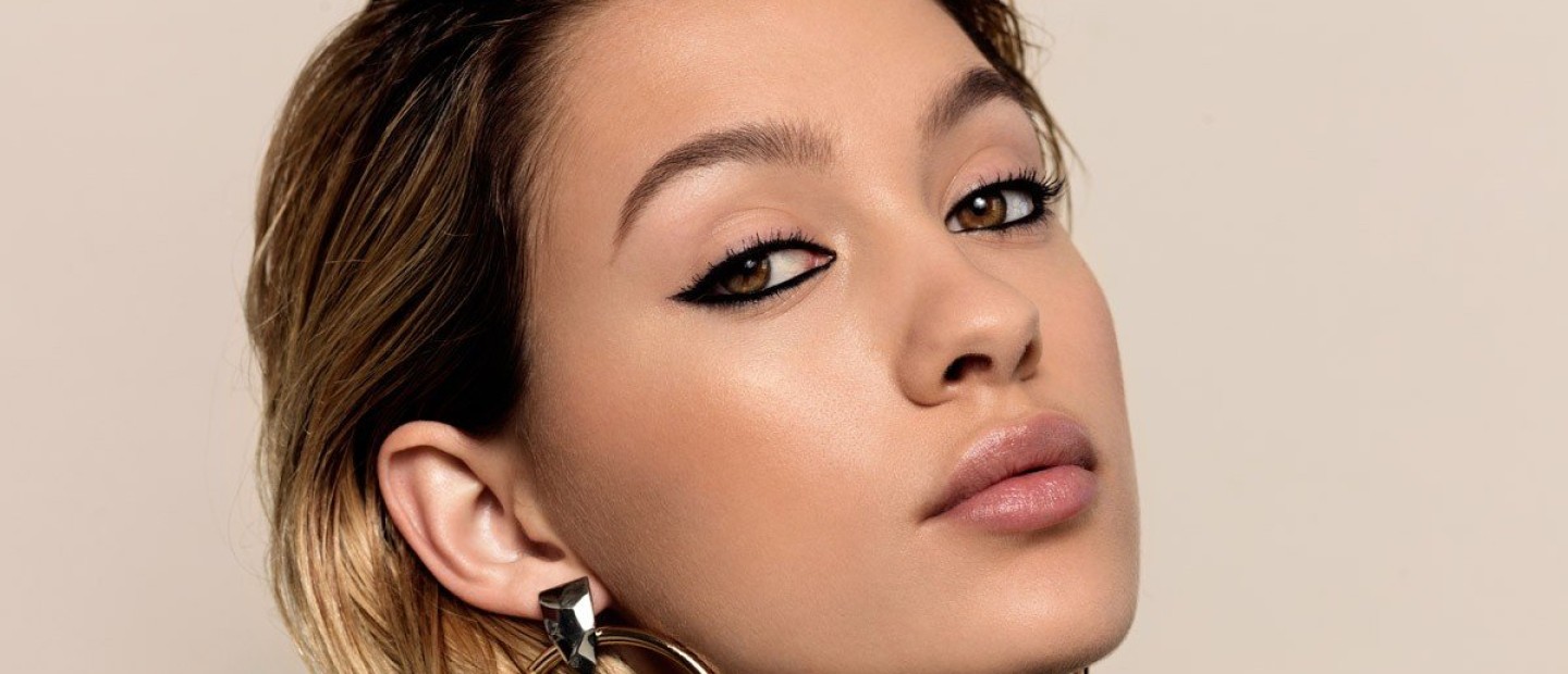 Τα 14 μαύρα eyeliners που θα σας χαρίσουν γατίσιο βλέμμα με μία μόνο κίνηση