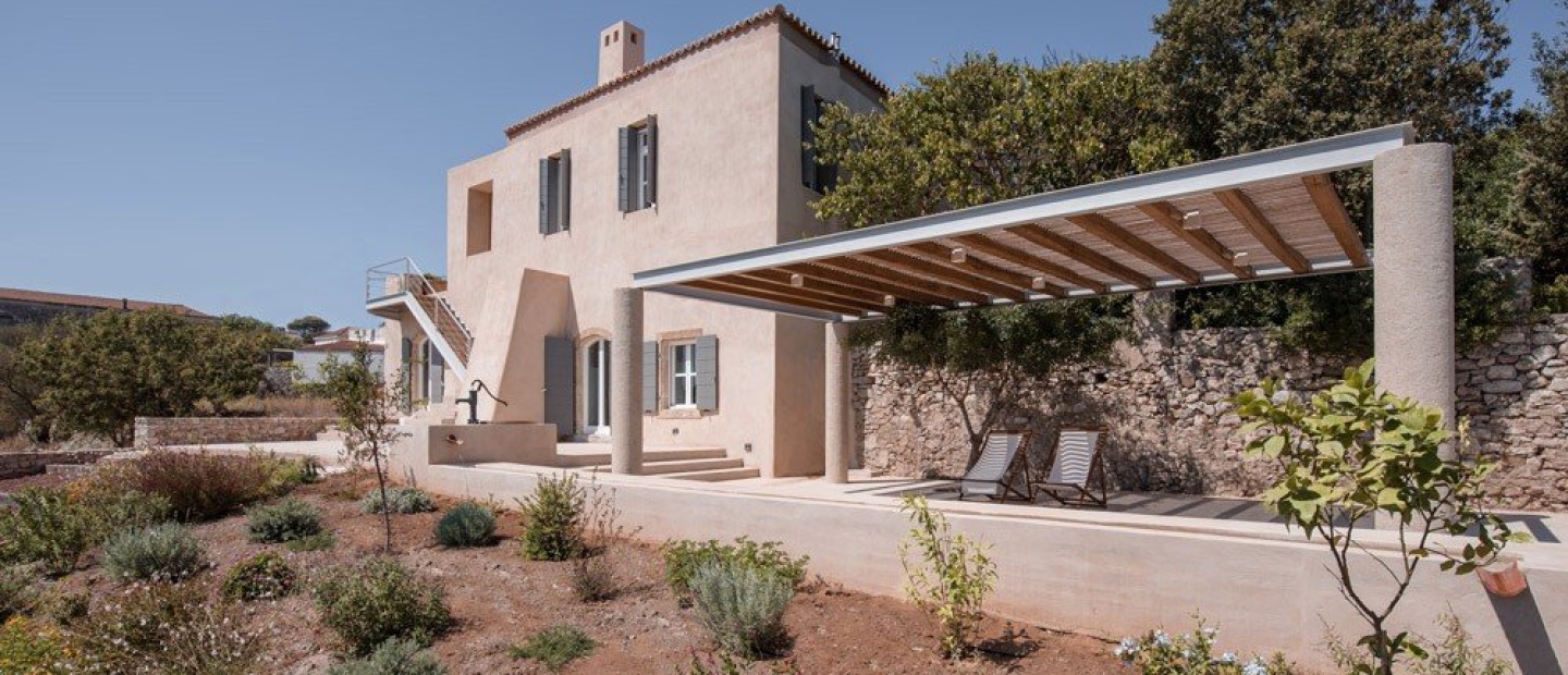 Περιηγηθείτε σε ένα farmhouse στα Κύθηρα που θα σας μαγέψει με την εξεζητημένη αρχιτεκτονική του 