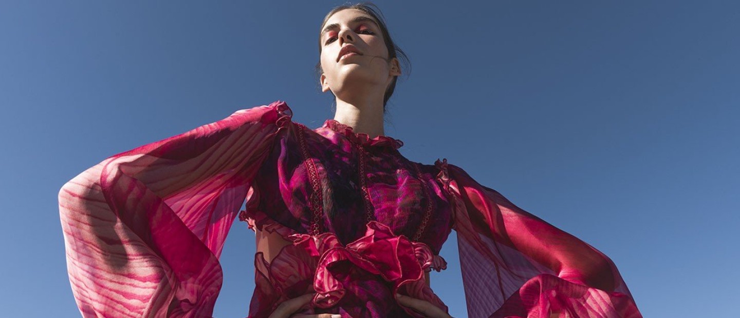 Με άρωμα Ελλάδας, οι δημιουργίες της σχεδιάστριας υψηλής ραπτικής Cristina Varotsos κλέβουν την παράσταση