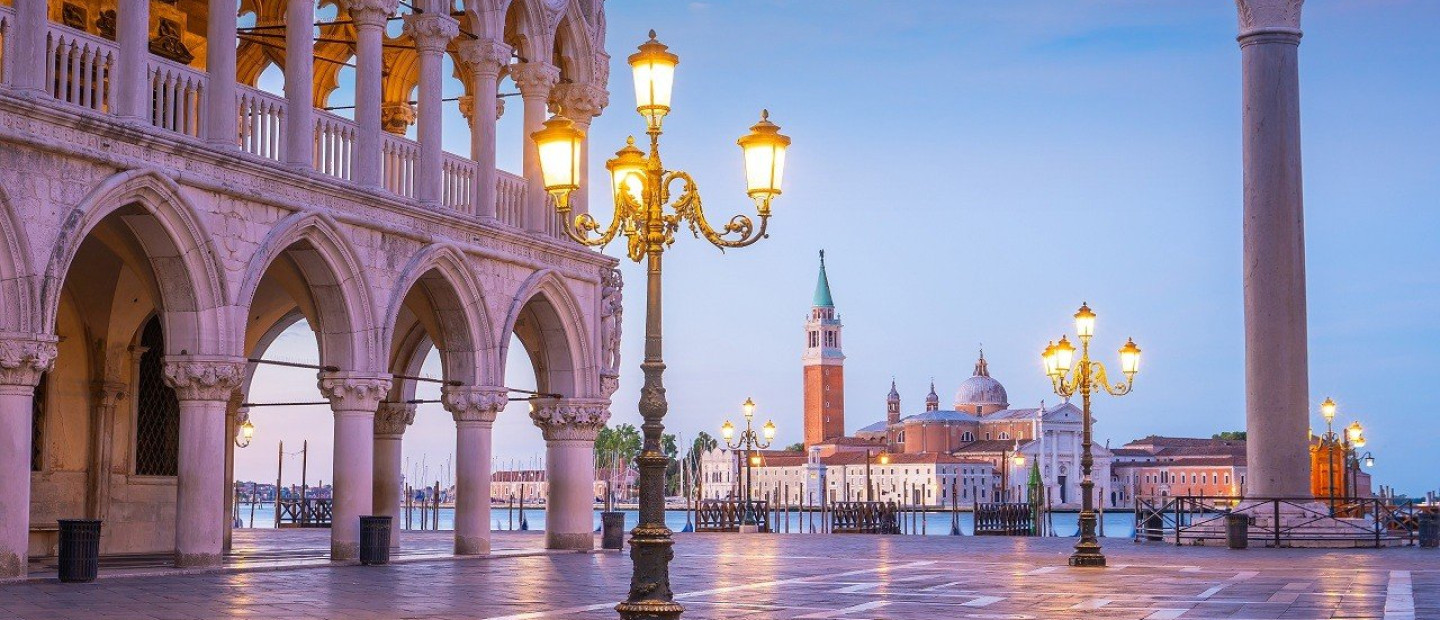 Τhe Golden Age oνομάζεται η εικαστική εγκατάσταση του Fabrizio Plessi  που θα ντύσει τα παράθυρα του Museo Correr στην Piazza San Marco στη Βενετία