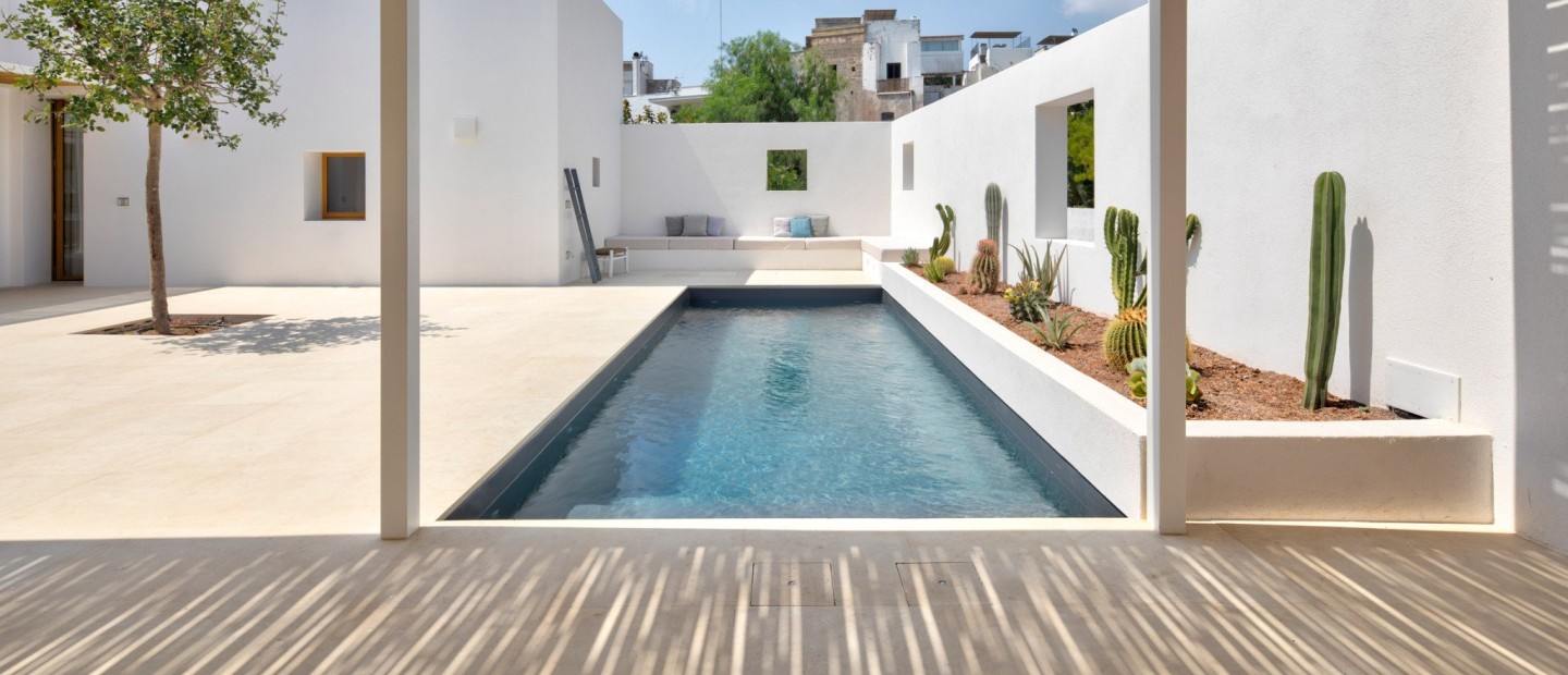 Μια λευκή κατοικία που μοιάζει με πύργο στην Puglia της Ιταλίας που θα σας συναρπάσει