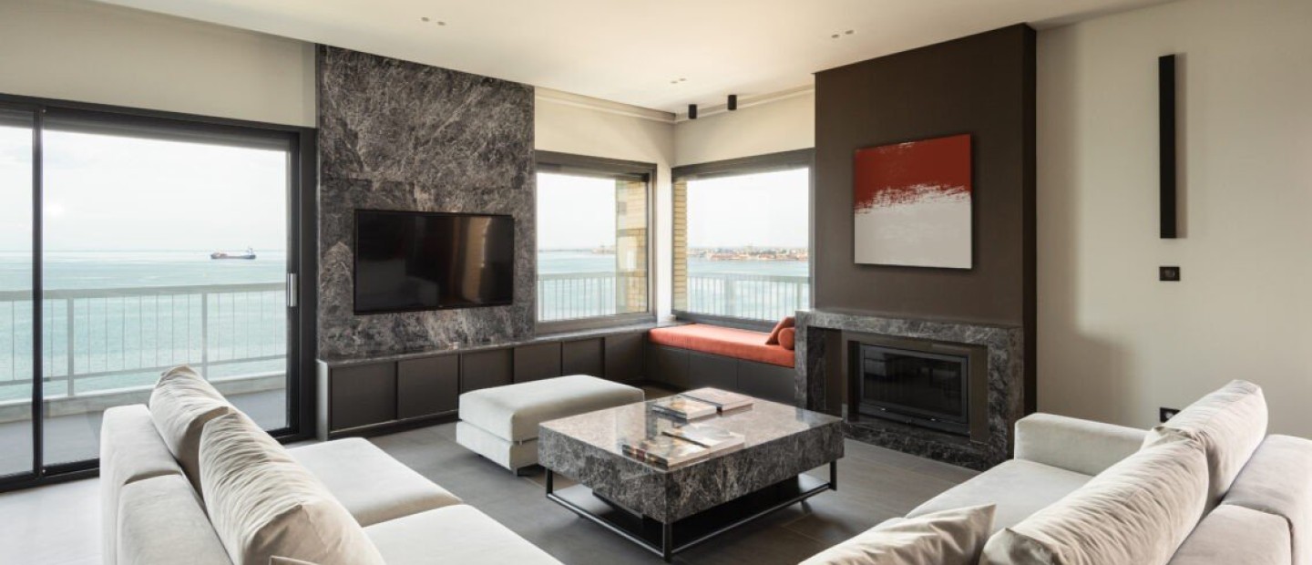 Ένα οικογενειακό διαμέρισμα στη Νέα Παραλία Θεσσαλονίκης που συνδυάζει την άνεση με τη λειτουργικότητα