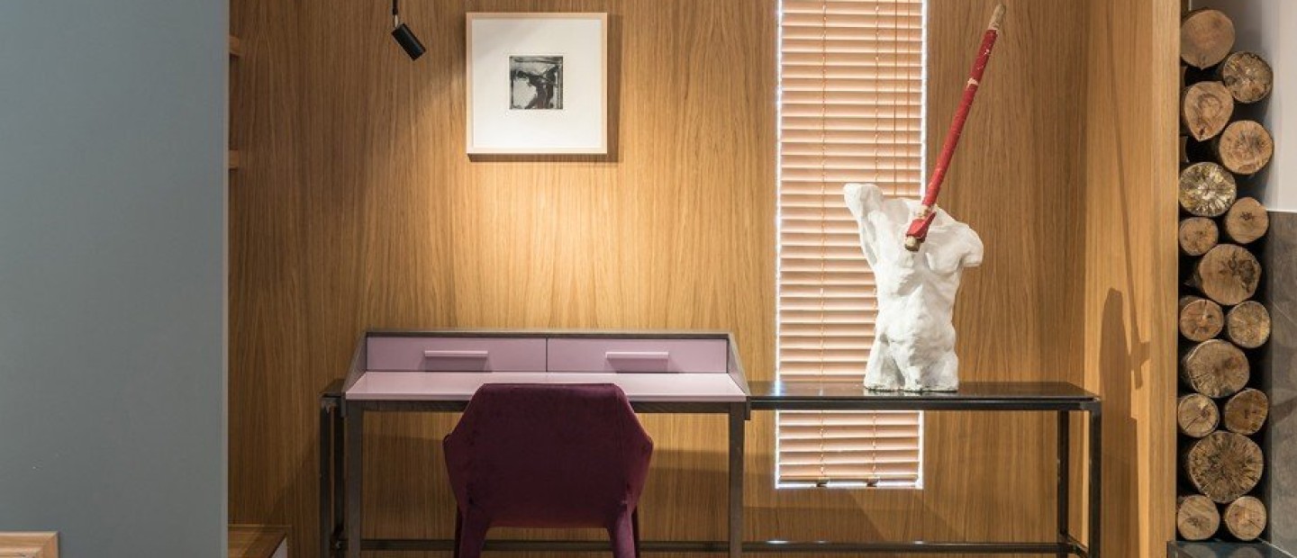  Μια διώροφη ιδιωτική κατοικία στο Ωραιόκαστρο της Θεσσαλονίκης που συνδυάζει το μάρμαρο με το ξύλο