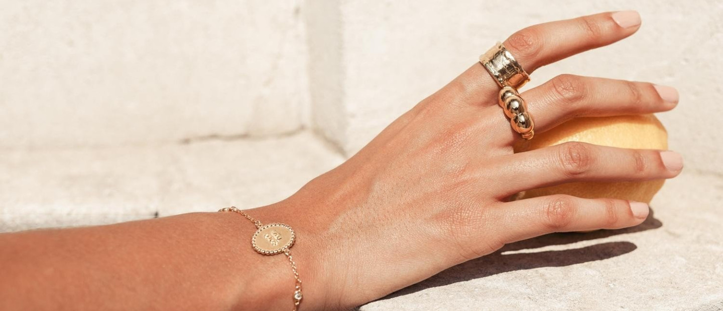 Stack Your Jewelry: Tα κοσμήματα που μπορείτε να φοράτε όλα μαζί 