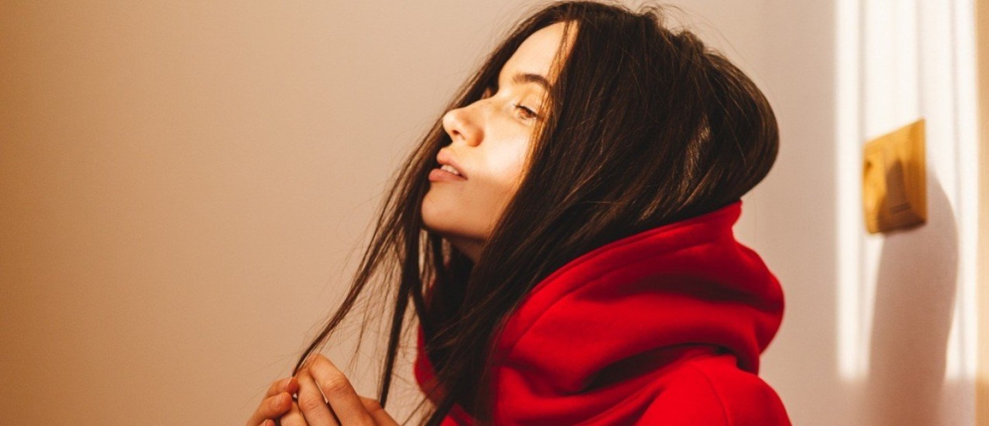 Tα 15 φούτερ που θα κάνουν την καραντίνα σας λίγο καλύτερη 