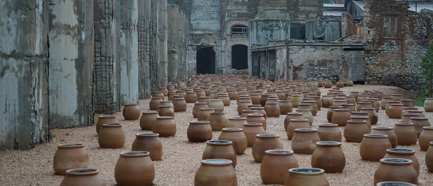 Το επιβλητικό έργο της Δανάης Στράτου Πάνω στη Γη Κάτω από τα Σύννεφα 