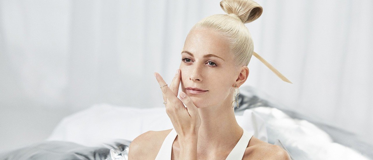 Online μαθήματα ομορφιάς από την Poppy Delevigne 