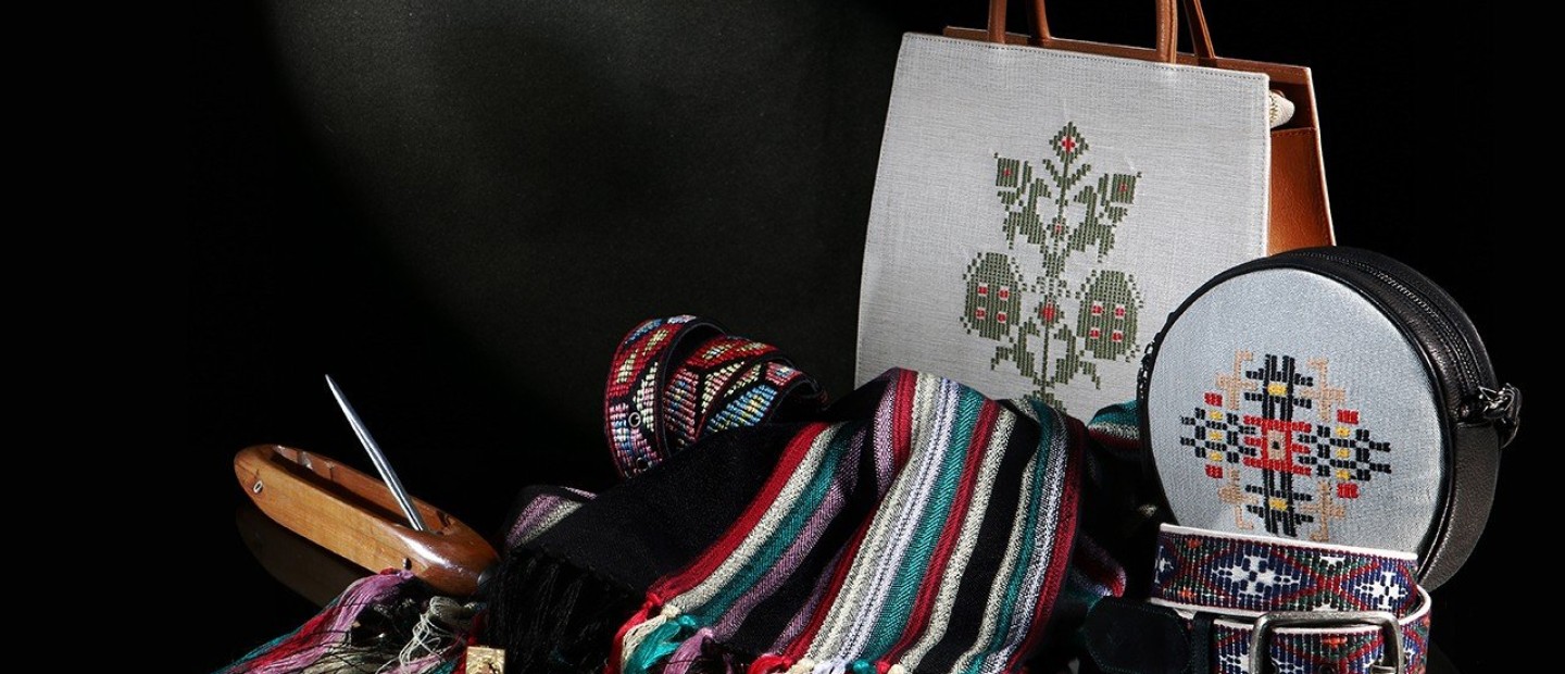 Δύο νέοι δημιουργοί αναβιώνουν την παραδοσιακή τέχνη της υφαντικής