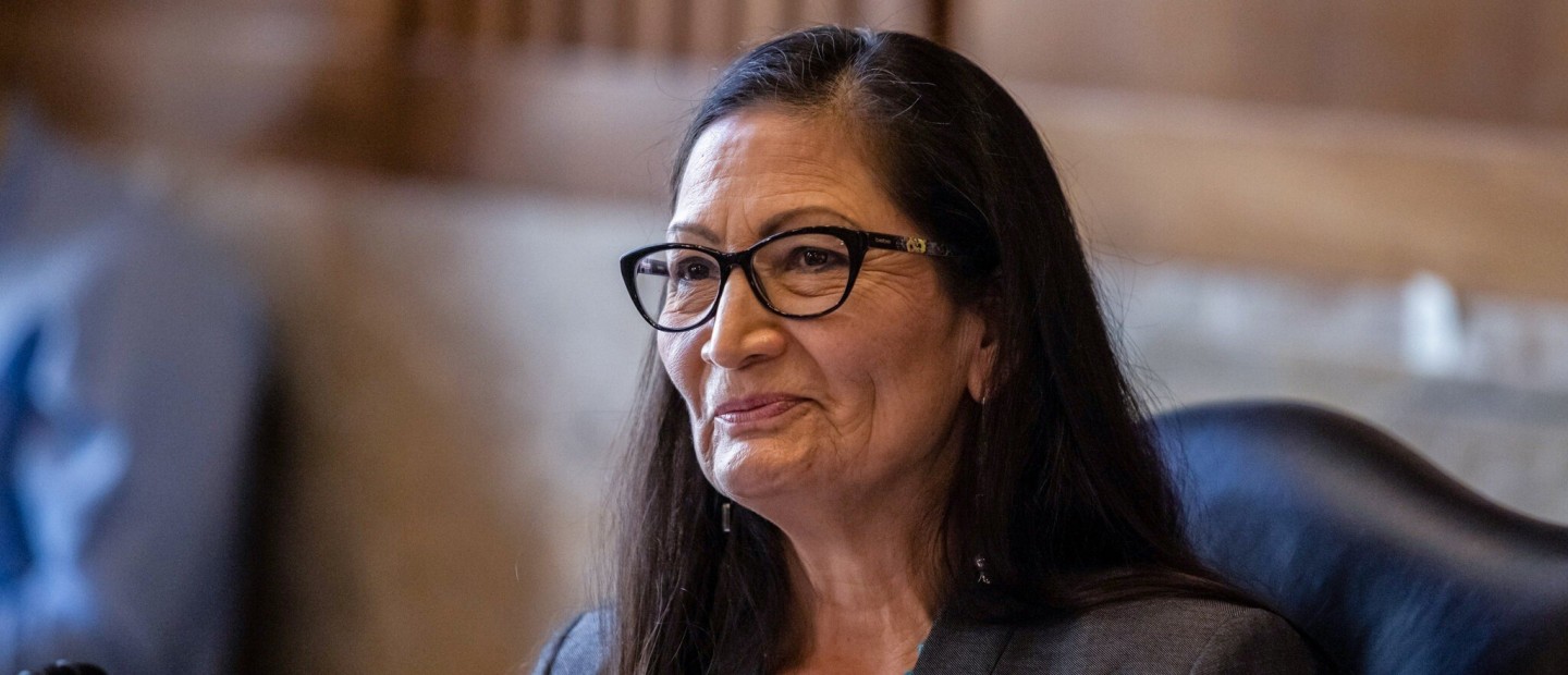 Η Deb Haaland γράφει ιστορία στην πολιτική ζωή των ΗΠΑ ως η πρώτη Ινδιάνα Υπουργός
