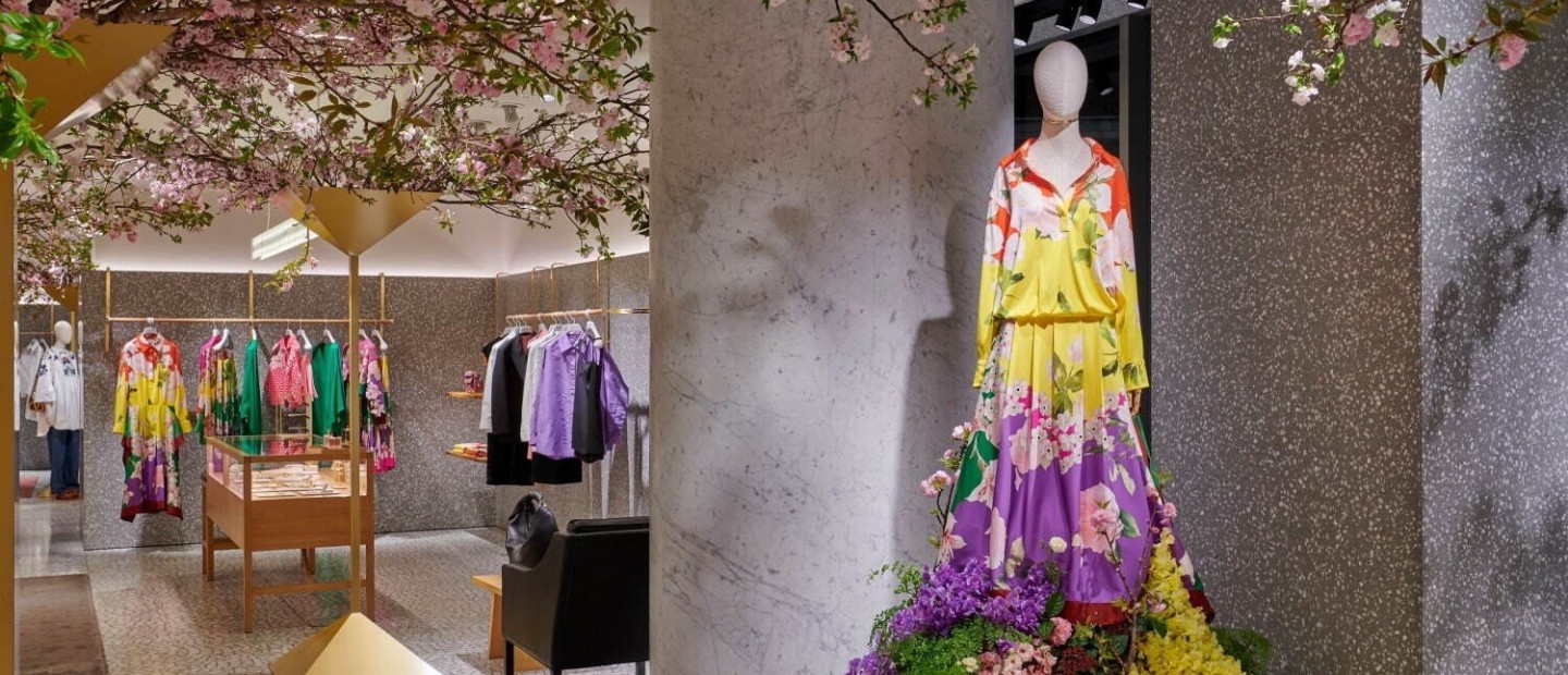 O οίκος Valentino γιορτάζει την SS21 συλλογή του με ένα special installation στο flagship store του στο Τόκιο