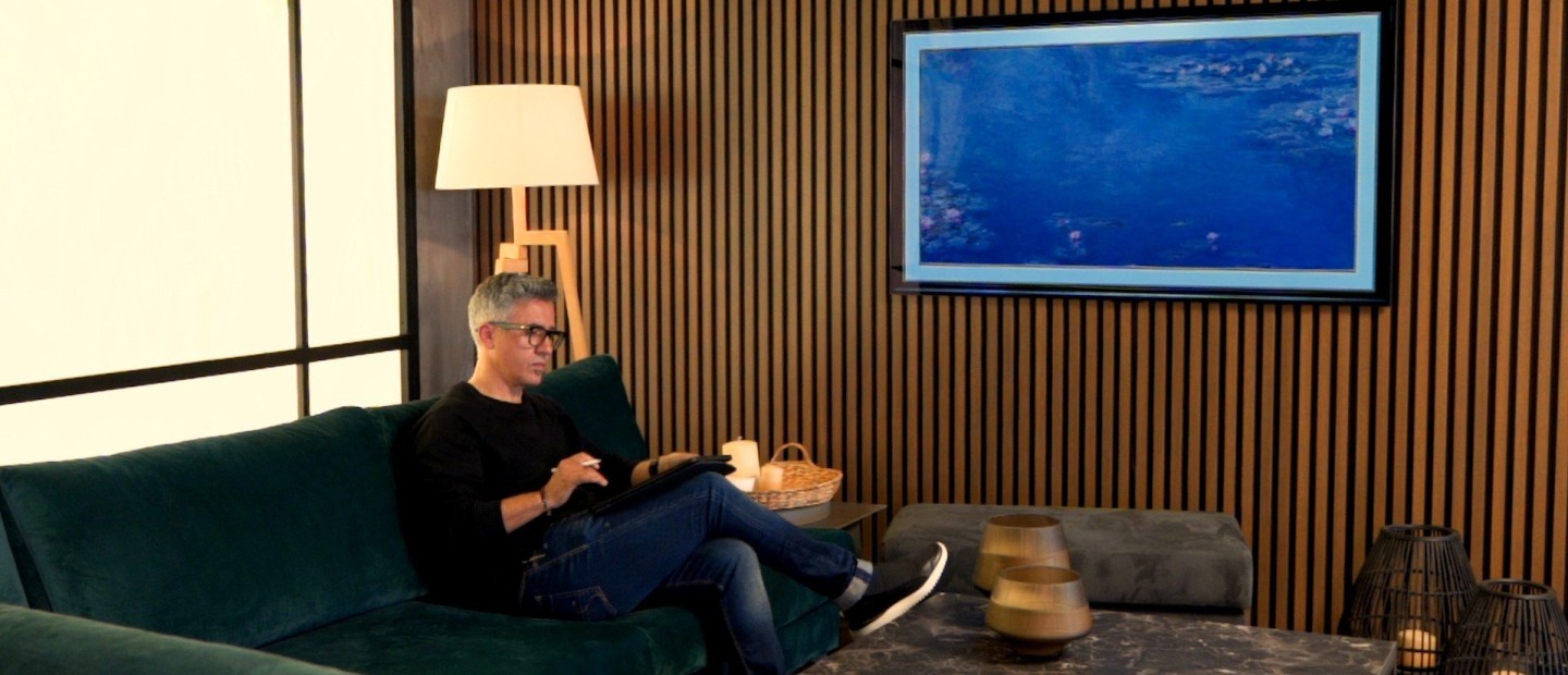 O αρχιτέκτονας & interior designer ﻿Κώστας Γκάγκος μάς συστήνει την τηλεόραση που θυμίζει ένα πραγματικό έργο τέχνης 