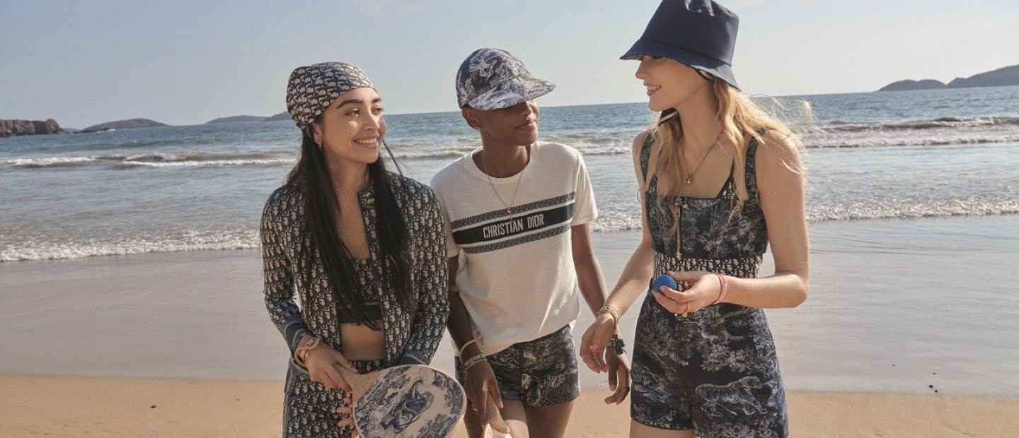 Dioriviera 2021: Τα top items του γαλλικού οίκου που έχουν κατακτήσει τις boutique των πιο ελίτ καλοκαιρινών θερέτρων 