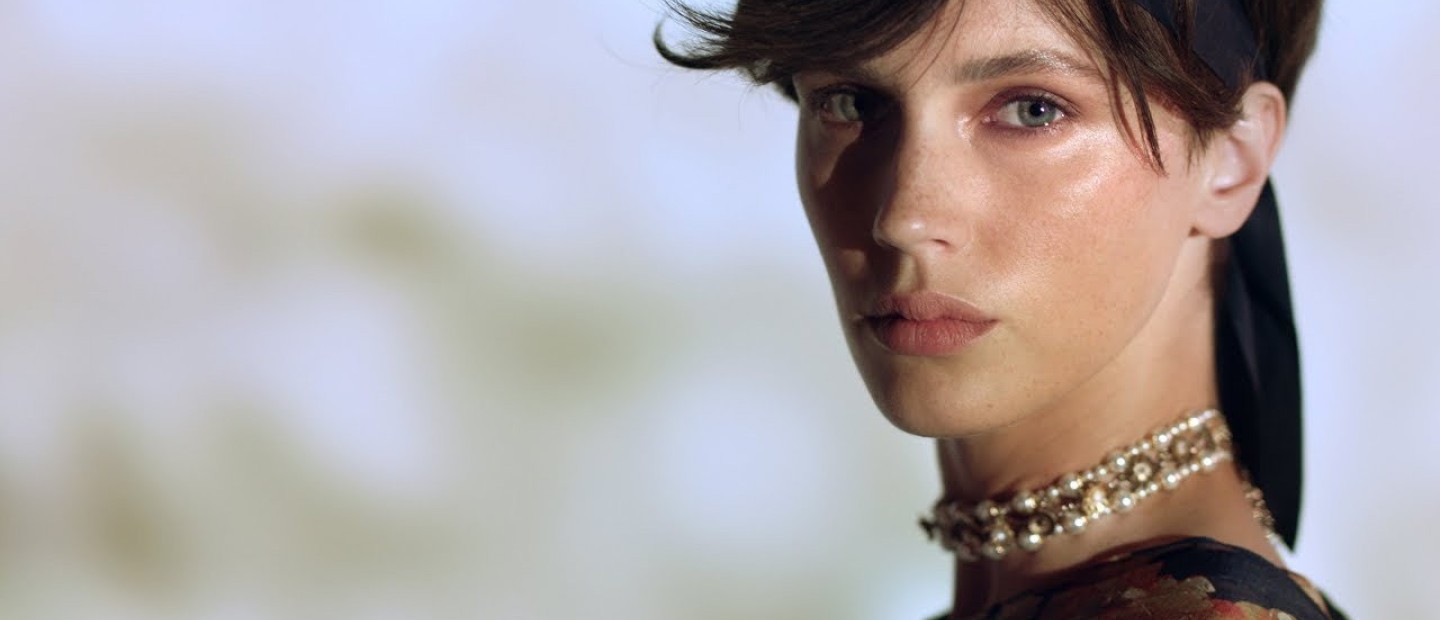 H Marina Vacht ενσαρκώνει τη μούσα του οίκου Chanel για την Cruise 2018 collection 