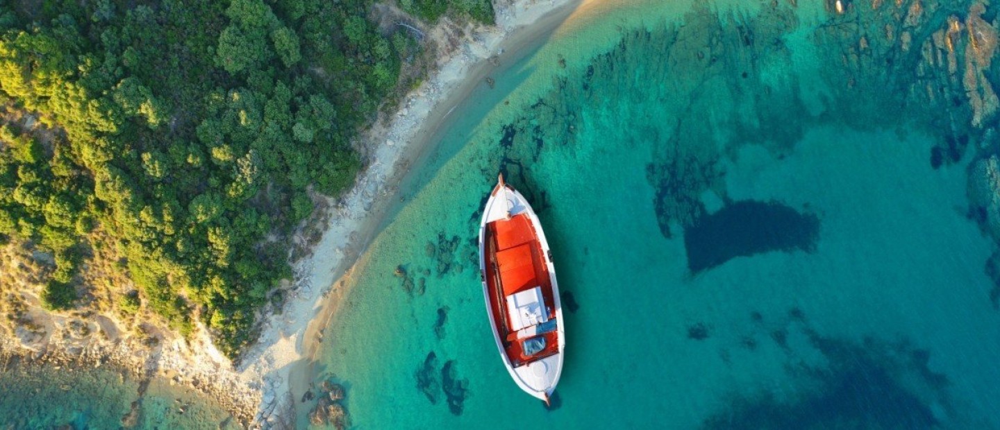 Σκιάθος: To πιο κοσμοπολίτικο νησί των Σποράδων έχει γίνει πόλος έλξης για A-list επισκέπτες 