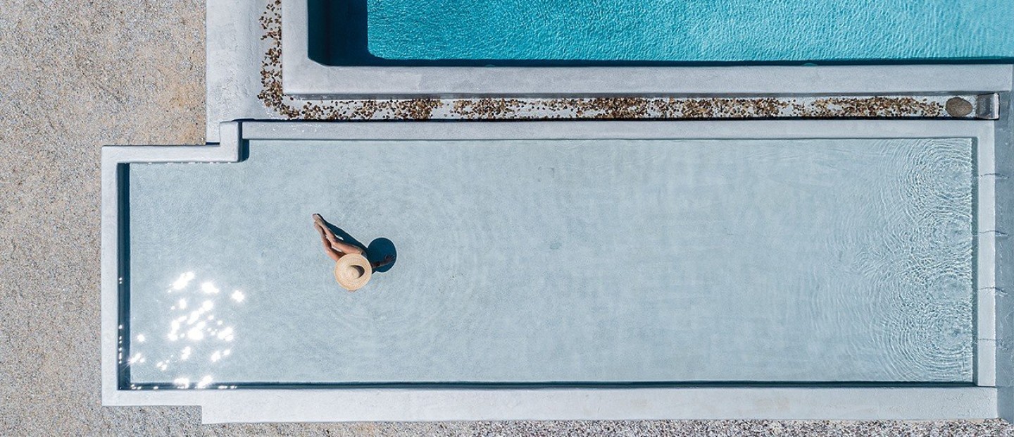 Ένα απόλυτα καλοκαιρινό σπίτι στη Μύκονο απολαμβάνει την μποέμ μαγεία του νησιού, φλερτάροντας μ’ ένα σύγχρονο modern twist