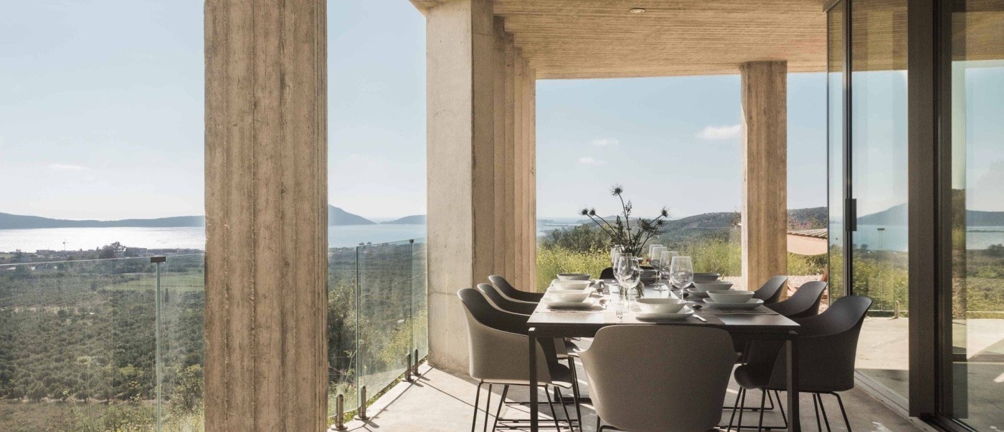 Ένα μοντέρνο αρχιτεκτονικό αριστούργημα στην Πύλο «φωνάζει» καλοκαίρι