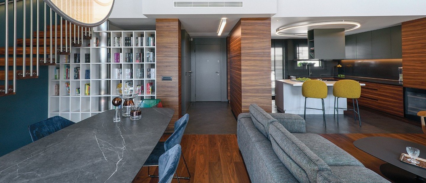  Δείτε πως μια κατασκευαστική προσθήκη σ' ένα υφιστάμενο κτίριο στη Θεσσαλονίκη εξελίχθηκε σε μια συγκλονιστική κατοικία 