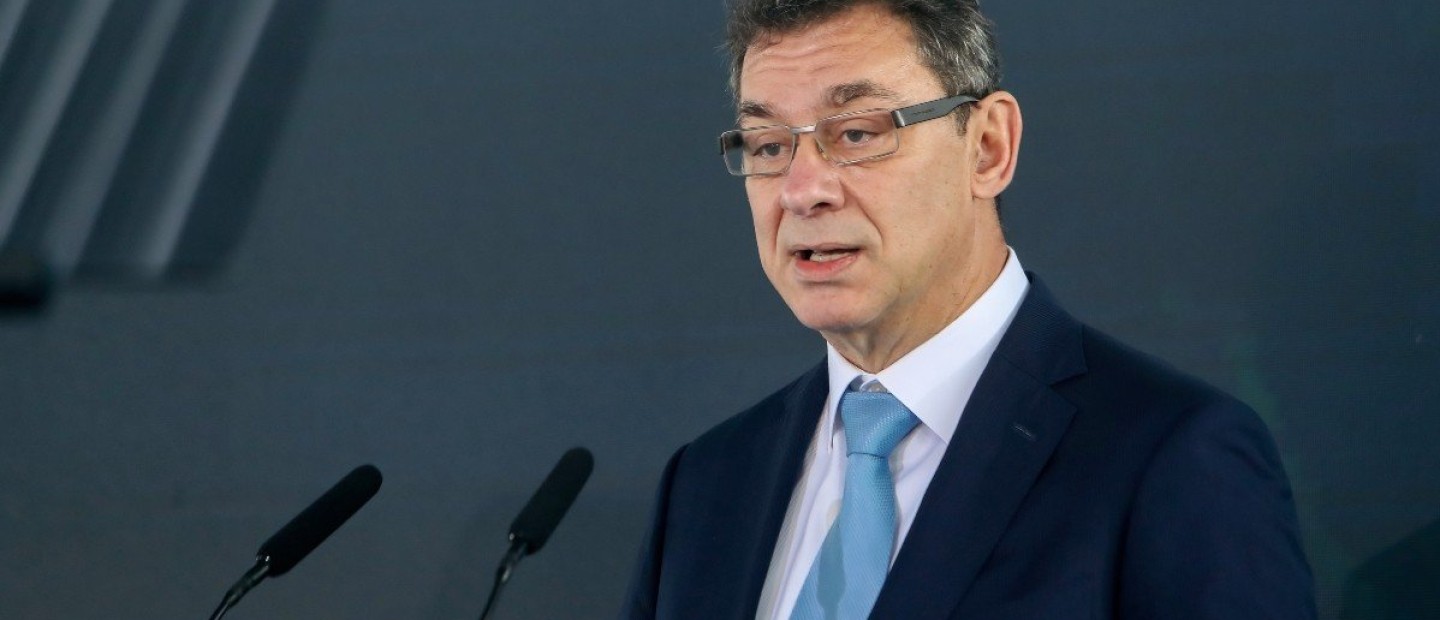 Άλμπερτ Μπουρλά: Το νέο βιβλίο, η μάχη με τον χρόνο κι οι εννιά μήνες που άλλαξαν τον κόσμο