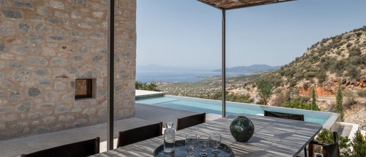 Ένα πέτρινο συγκρότημα κατοικιών στη Μάνη αναδεικνύει την απίστευτη γοητεία του τόπου