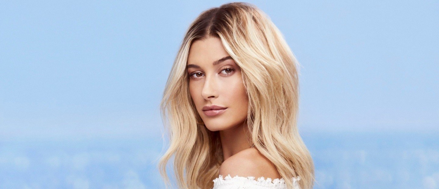 Τα 10 καλύτερα beauty tips που παραδίδει η Hailey Bieber