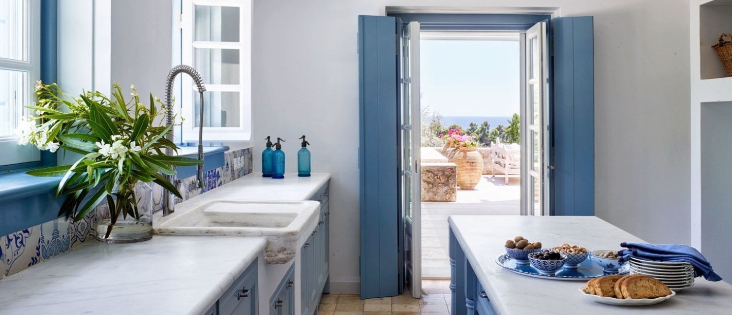 Mια θεσπέσια καλοκαιρινή κατοικία στις Σπέτσες αναδεικνύει την ελληνική αρχοντιά 