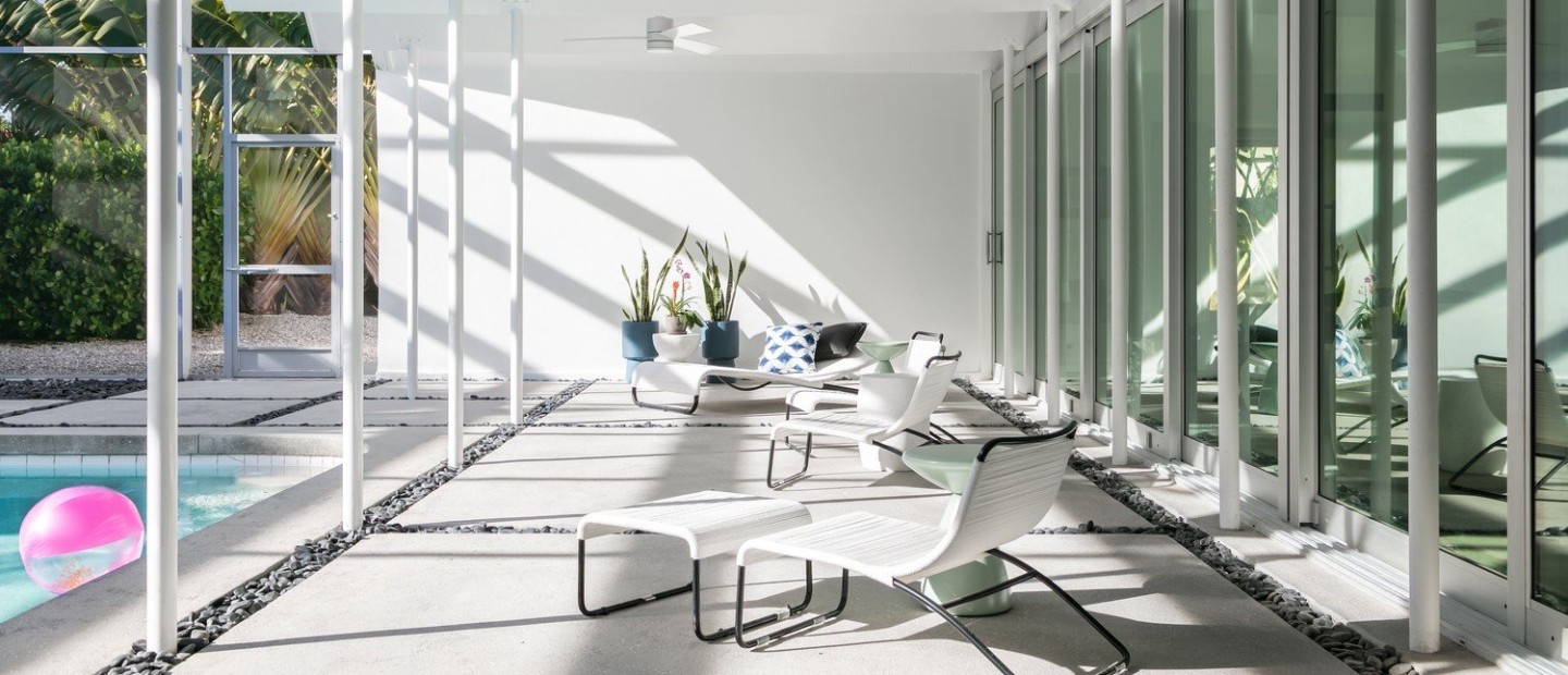 Μια super wow μινιμαλιστική κατοικία στη Florida μάς θύμισε πολυτελές summer resort