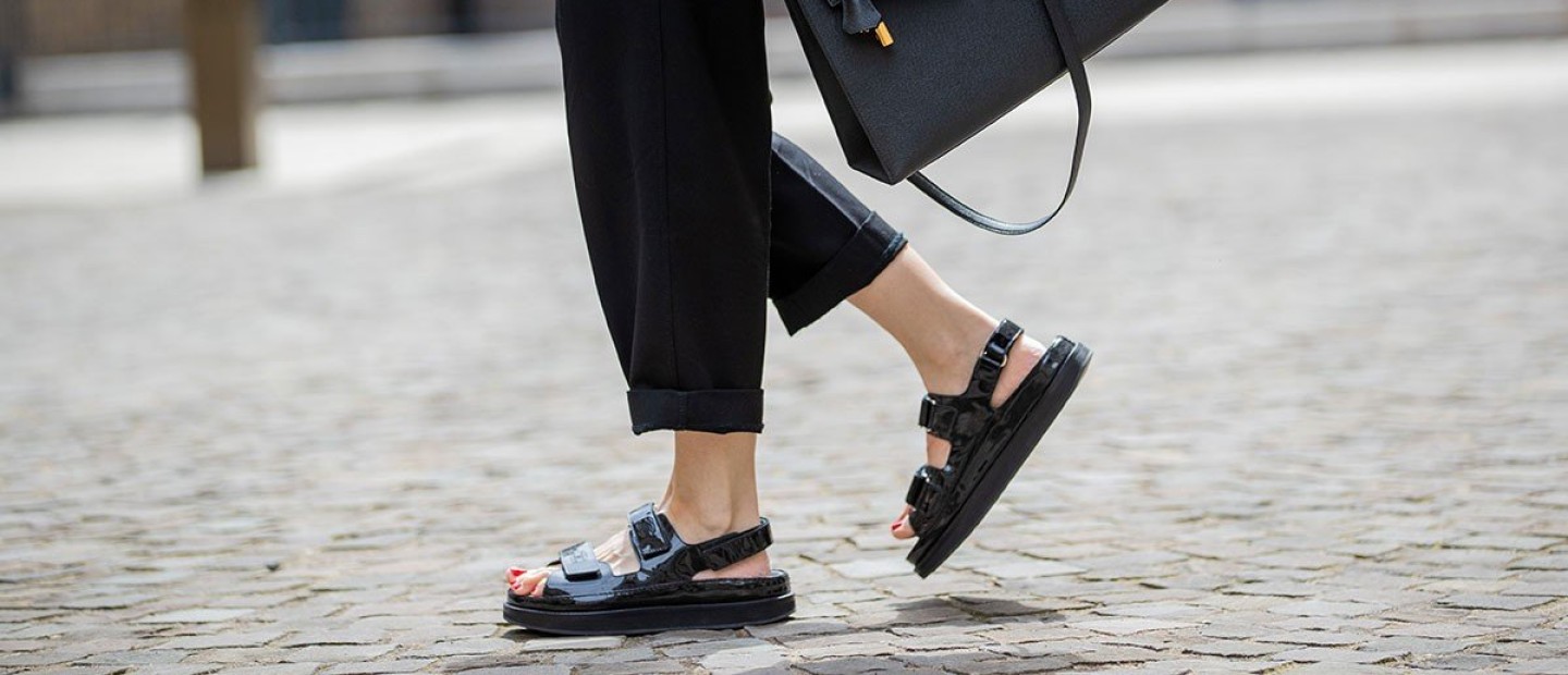 Dad sandals: Τα σχέδια για να φορέσετε με επιτυχία ένα από τα πιο αμφιλεγόμενα staples 