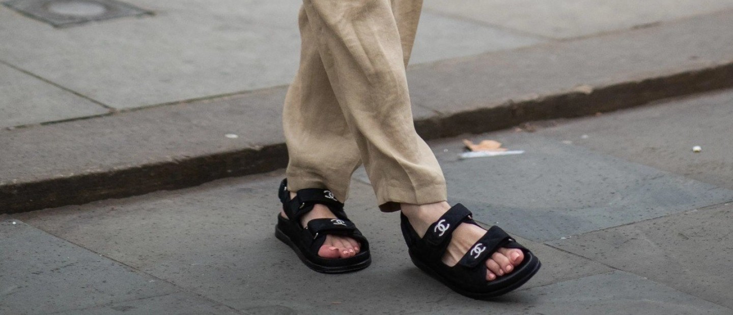 Πώς θα φορέσετε κομψά τα dad sandals 