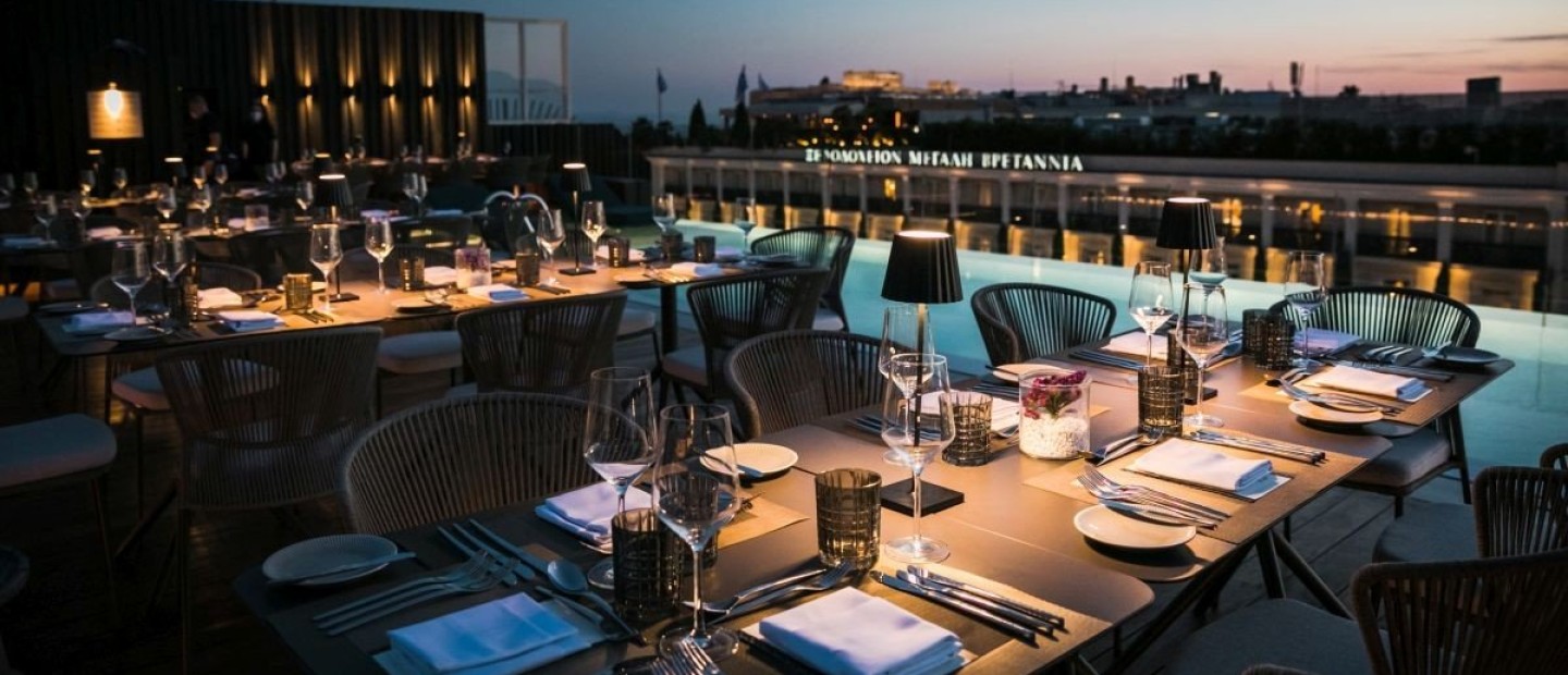 Ένα δείπνο με θέα την Ακρόπολη κι εκλεκτούς καλεσμένους μας συστήνει την καλοκαιρινή Αθήνα 