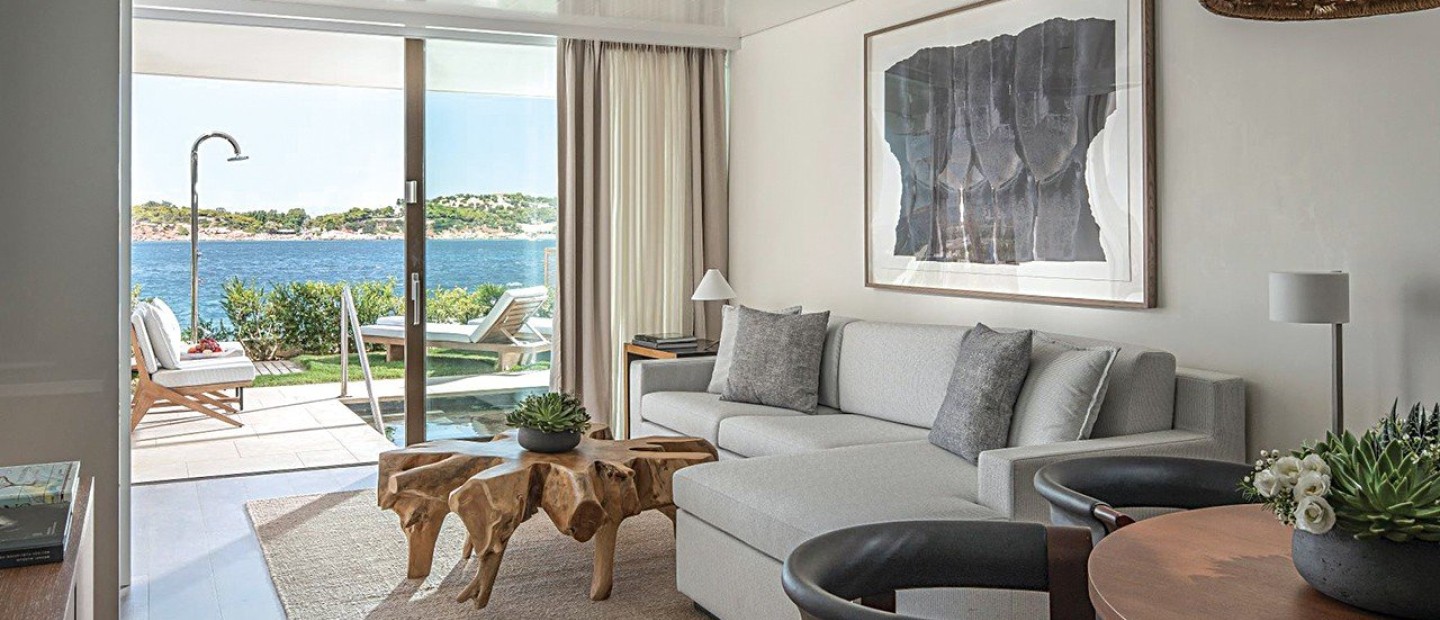 Μια καλοκαιρινή όαση υψηλής πολυτέλειας στη Βουλιαγμένη που «κρύβει» πολύτιμους θησαυρούς