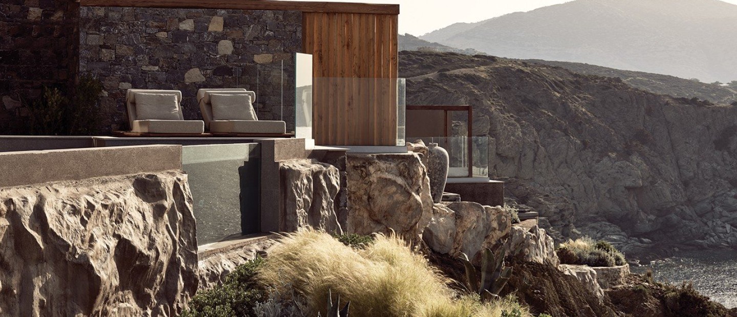 Η βίλα Acroterra ακροβατεί πάνω στα βράχια, χτισμένη στην κορυφογραμμή μιας απόκρημνης χερσονήσου στην Αγία Πελαγία της Κρήτης